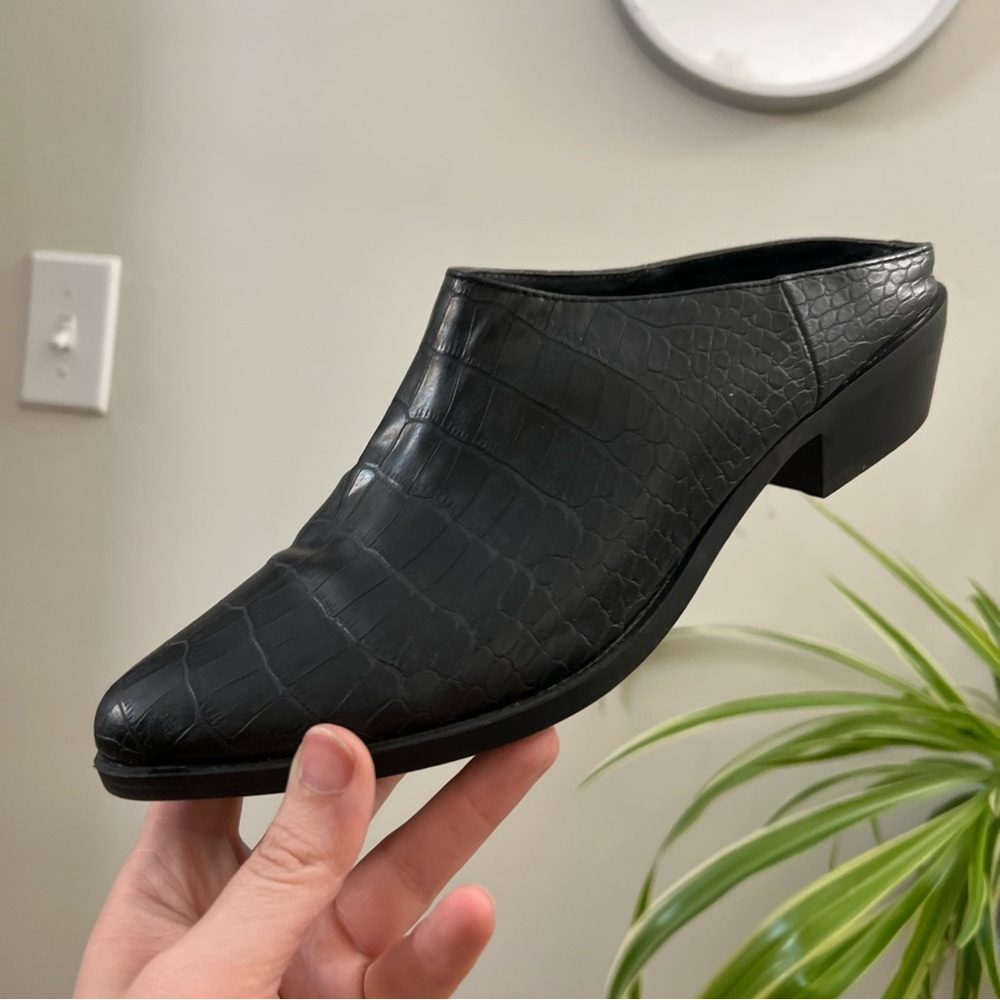 Leather alligator textured cowboy style mules. Size 8.